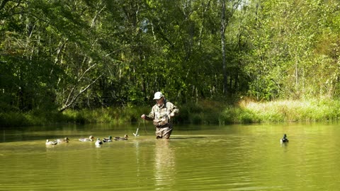 Tossing decoys wide
